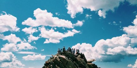 JavaScript如何处理时区转换与国际化日期显示？