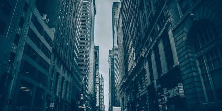 如何在 Python 项目中全局共享单个类实例？