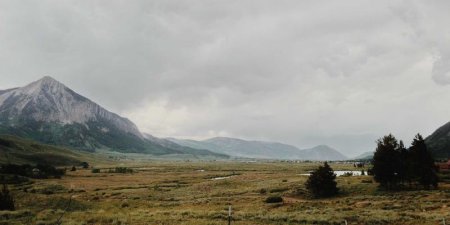 如何使用CSS创建方形弧形透明背景？
