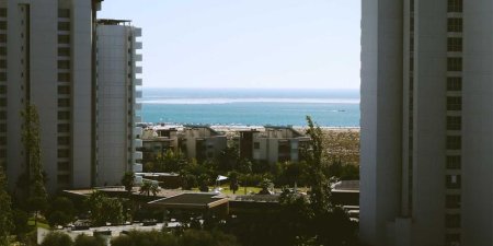 如何在PHP中实现不区分大小写的字符串单词与数组元素匹配检测