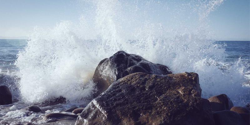Oracle数据库RAC集群中如何通过v$asm_attribute视图管理ASM磁盘组属性？