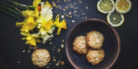 生成有效括号组合算法的时间复杂度究竟是多少？如何精确分析其性能表现？