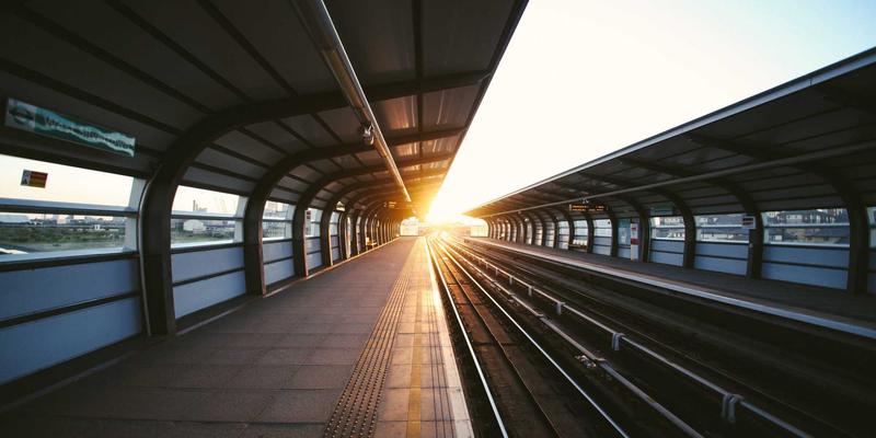 如何在不授予DBA角色的前提下安全开放Oracle系统表只读权限？